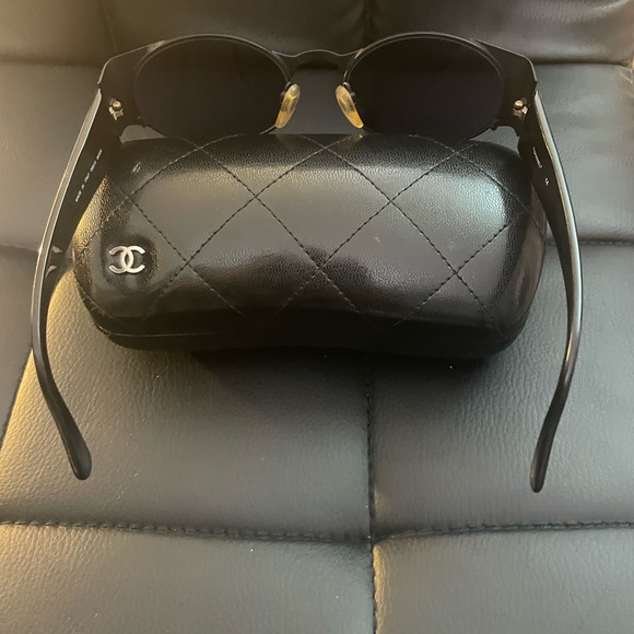 Chanel black oval sunglasses, circa 1995, adjustable nose pads - Picture 5 of 11